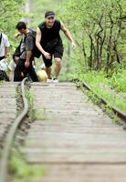 　ラストスパート！頂上まで続く急勾配の階段を登る大竹（撮影・田中太一）