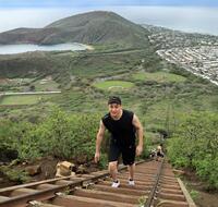 　頂上を目指し、線路跡を登る大竹（撮影・田中太一）