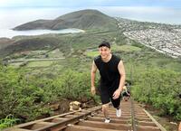 　頂上を目指し、線路跡を登る大竹（撮影・田中太一）