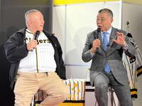 　松村邦洋（左）とトークショーを行う掛布ＯＢ会長