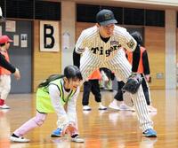 　子どもたちを指導する今朝丸