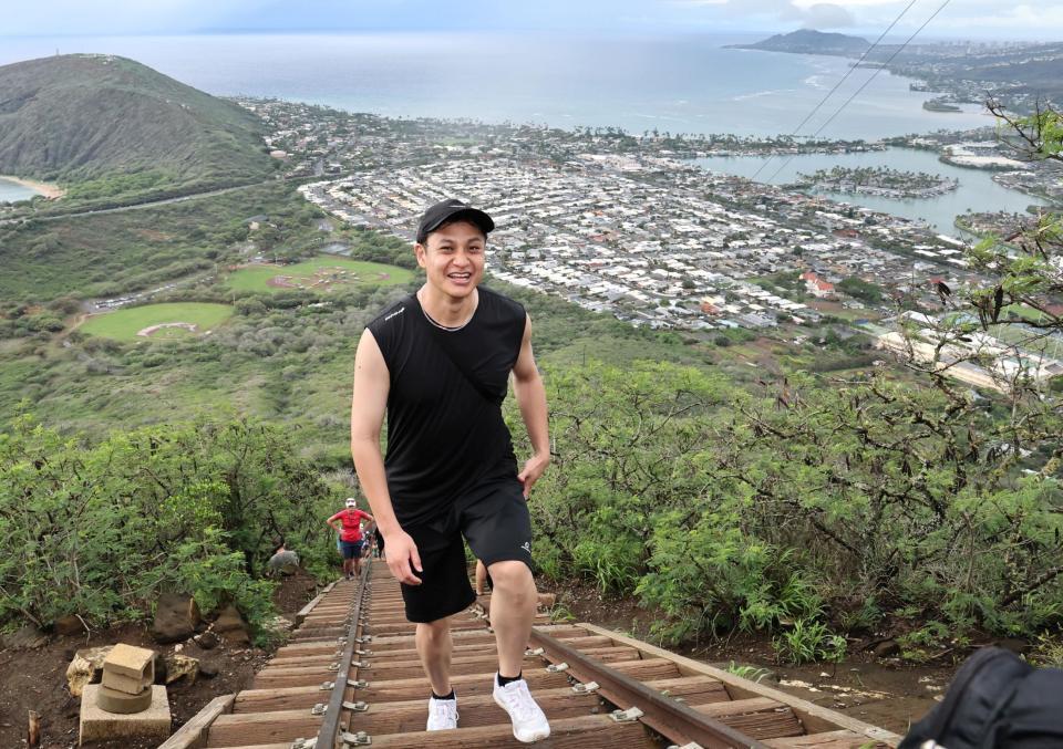 　ホノルル市街を背に頂上を目指す大竹（撮影・田中太一）