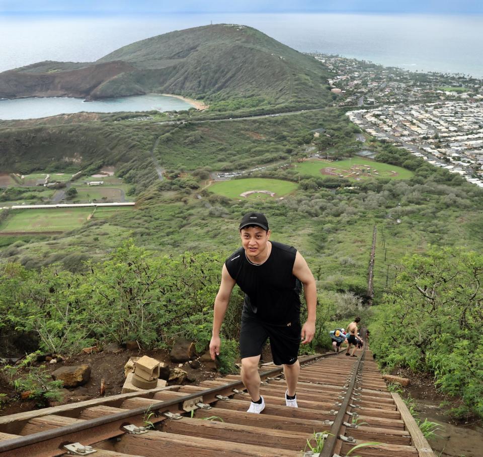 　頂上を目指し、線路跡を登る大竹（撮影・田中太一）