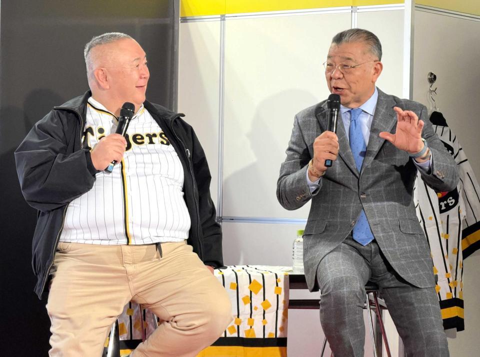 　松村邦洋（左）とトークショーを行う掛布ＯＢ会長