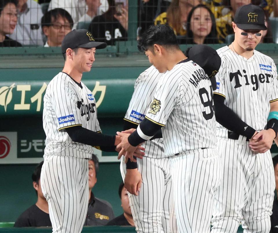 　原口氏（右）の引退セレモニーで握手を交わす近本＝１０月２日