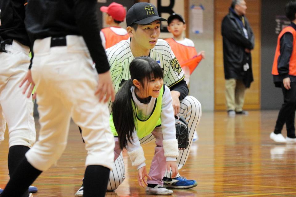 　子どもに守備を教える今朝丸