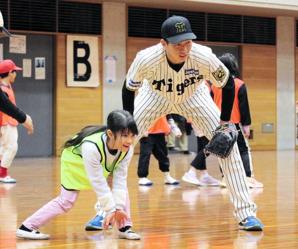 　子どもたちを指導する今朝丸