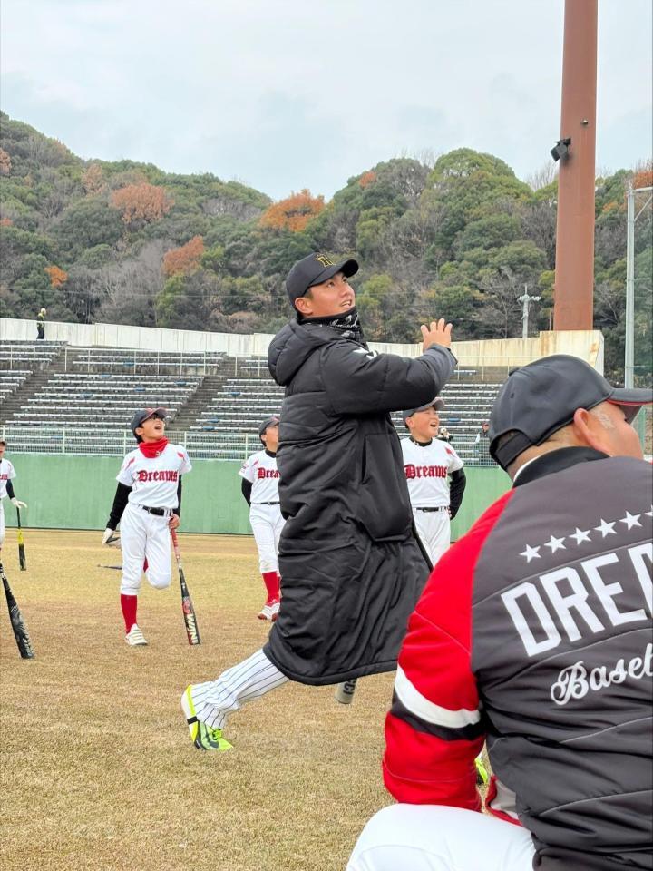野球教室の打撃練習で歓声を浴びる西純