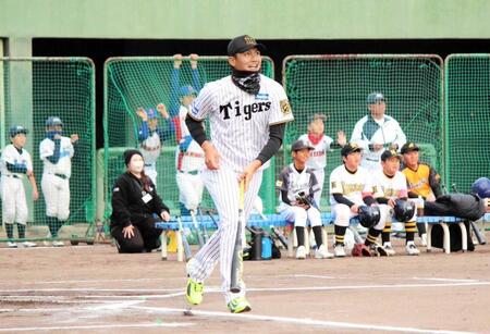 　交流試合で二塁打を放った西純