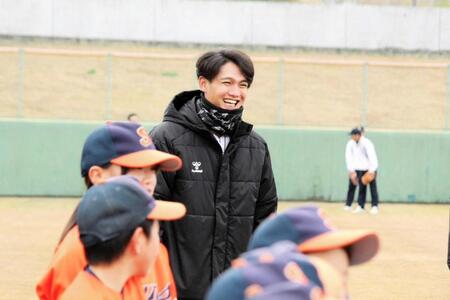野球教室で笑顔を見せる西純