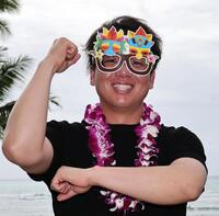 　ポーズを決める村上