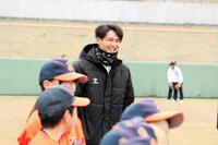 野球教室で笑顔を見せる西純