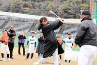 野球教室で手本を見せる西純