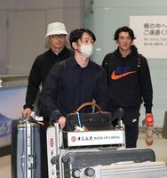 　ホノルルから帰国した近本（中央）＝撮影・北村雅宏