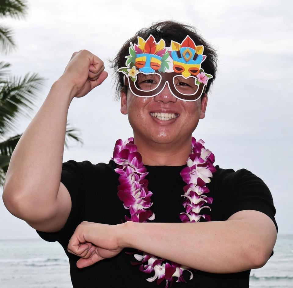 　ポーズを決める村上