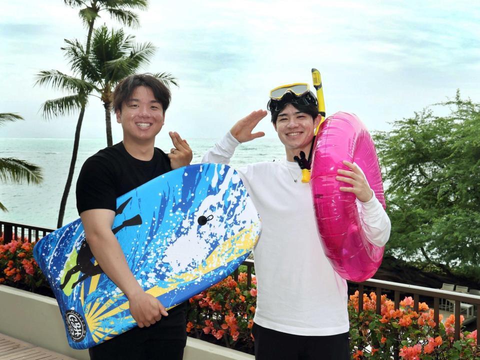 　ポーズを決める村上（左）と中野（撮影・田中太一）