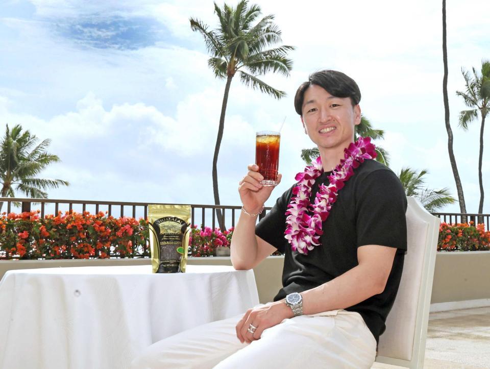 　アイスコーヒーを手にする近本（撮影・田中太一）