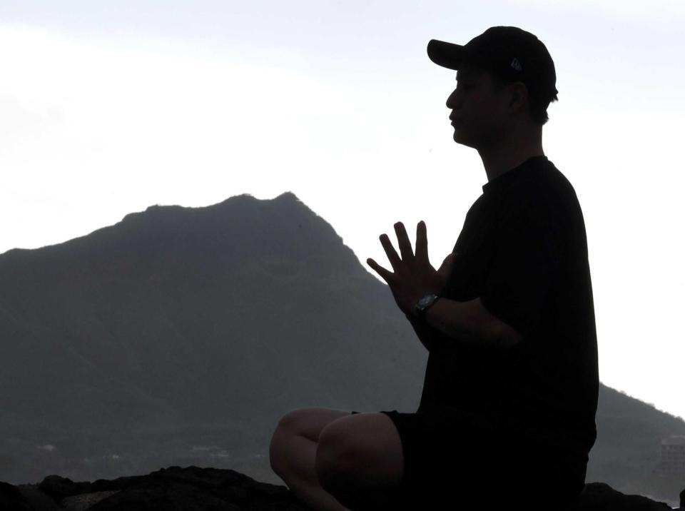 　瞑想に入る前、両手を合わせる大竹