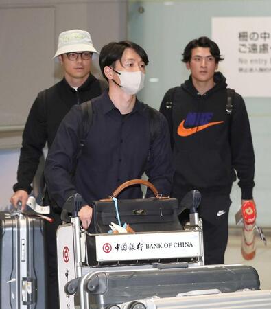 　Ｖ旅行から帰国した（中央）（撮影・北村雅宏）