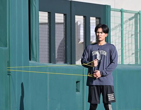 　ウオーミングアップする山崎（撮影・西田忠信）