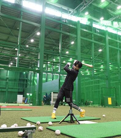 　室内で打撃練習する山崎（撮影・西田忠信）