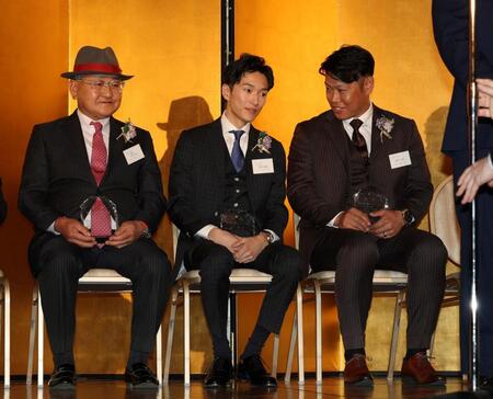 　坂井瑠星（中央）と話す元阪神・原口文仁氏。左は矢作芳人師（撮影・中田匡峻）