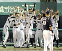 　「グラティ」で盛り上がる西岡（中央）ら阪神ナイン＝１３年