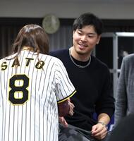 　ファンと交流する佐藤輝（右）＝撮影・北村雅宏