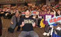 　ファンと記念写真に納まる佐藤輝（中央）＝撮影・北村雅宏
