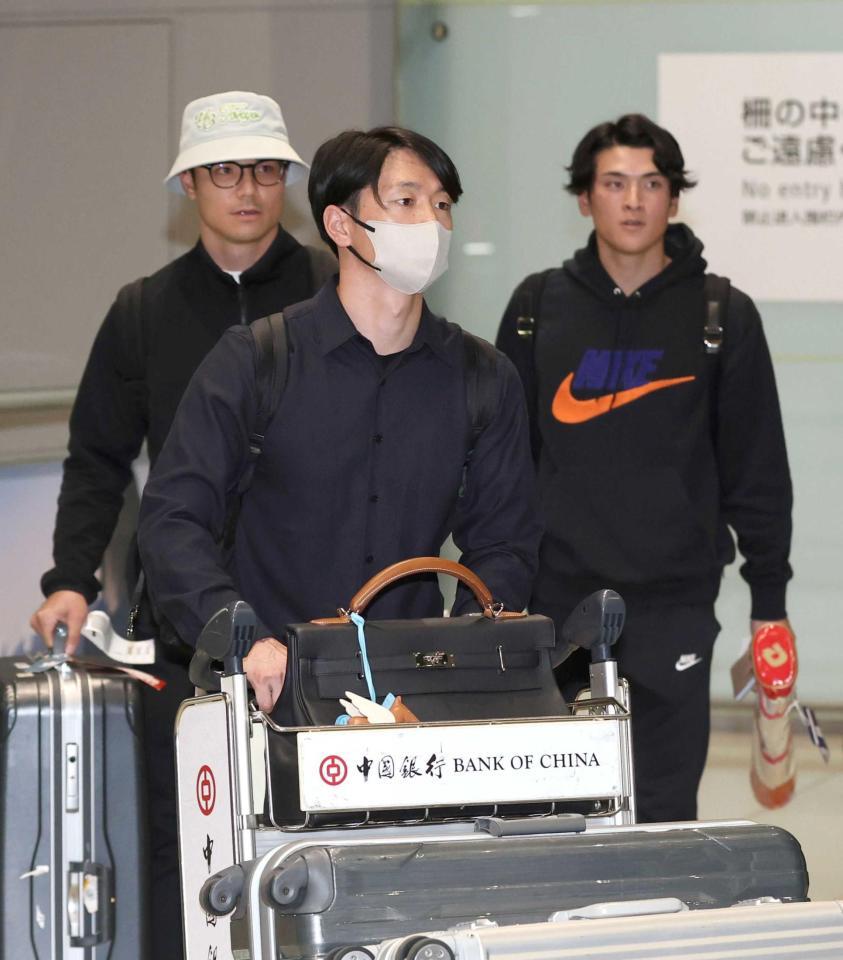 　Ｖ旅行から帰国した（中央）（撮影・北村雅宏）