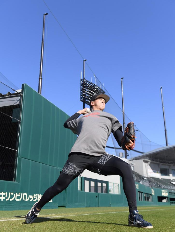 　自主トレを公開し、キャッチボールする能登（撮影・西田忠信）