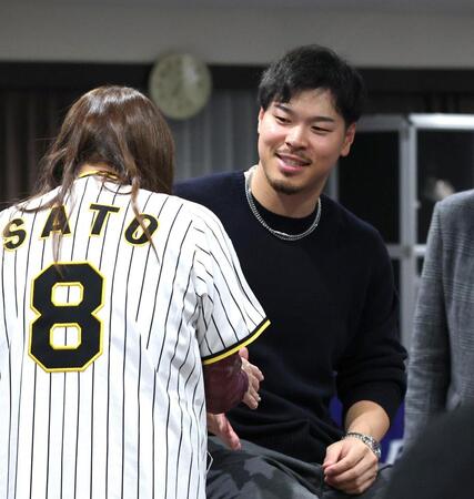 　ファンと交流する佐藤輝（右）＝撮影・北村雅宏