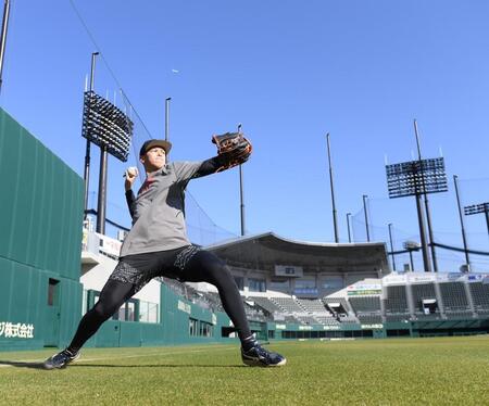 　自主トレを公開し、キャッチボールする能登（撮影・西田忠信）