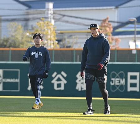 　自主トレを公開した山崎（左）と能登（撮影・西田忠信）