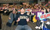 　ファンと記念写真に納まる佐藤輝（中央）＝撮影・北村雅宏
