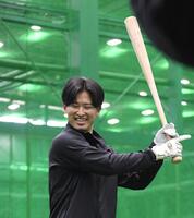 　笑顔を見せる山崎（撮影・西田忠信）