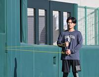 　ウオーミングアップする山崎（撮影・西田忠信）