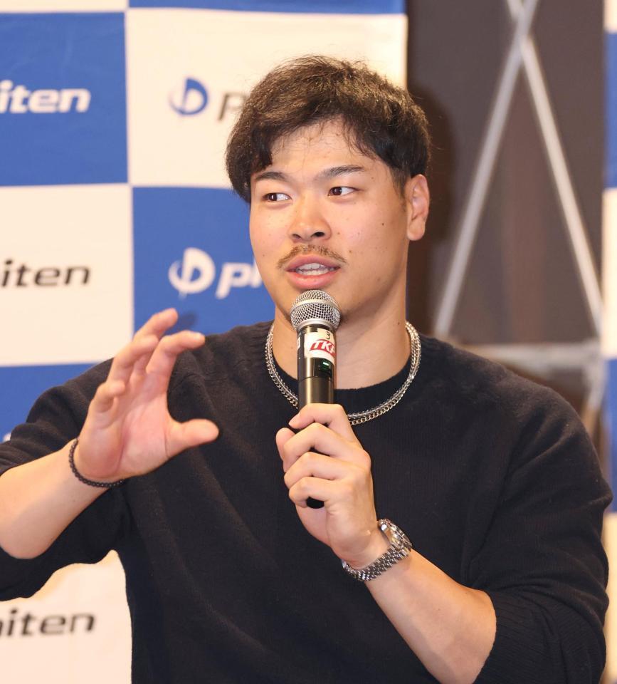 　軽快なトークを繰り広げる佐藤輝（撮影・北村雅宏）