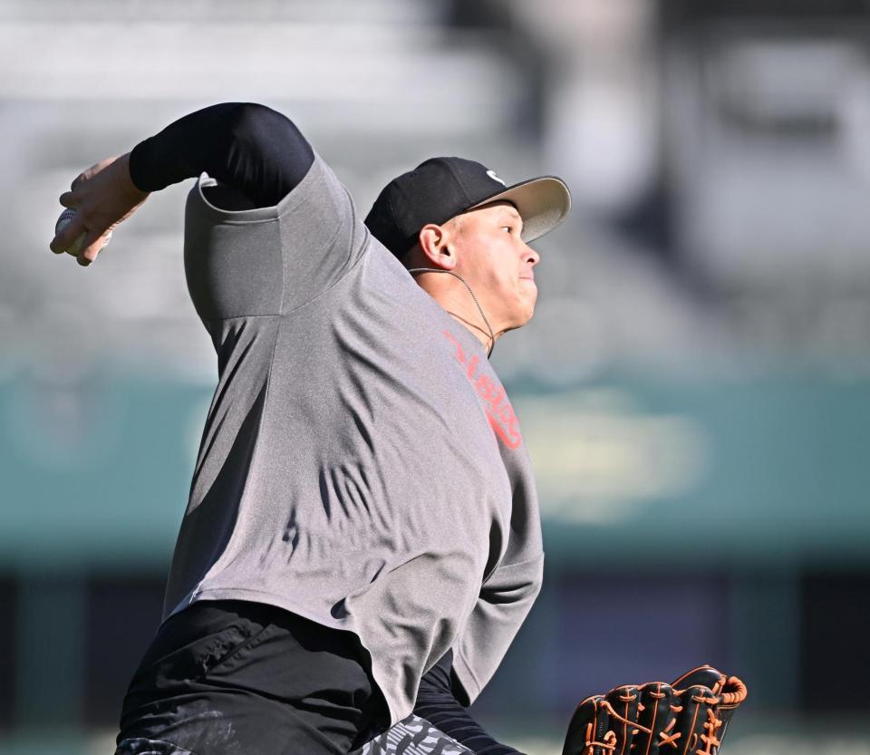 　力強くキャッチボールをする能登（撮影・西田忠信）