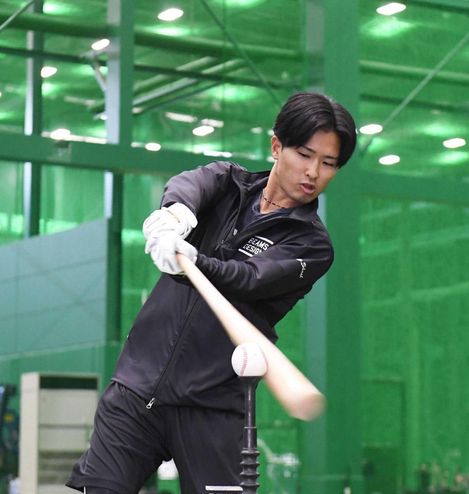 　自主トレを公開し、打撃練習する山崎（撮影・西田忠信）