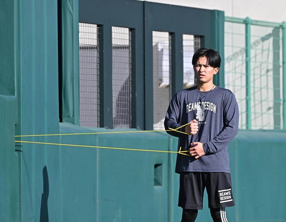 　ウオーミングアップする山崎（撮影・西田忠信）