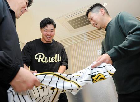 　ＲＵＥＬＬＥ大阪堀江店で１日店長を務めた佐藤輝は来店者にサインする（撮影・山口登）