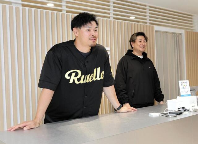 阪神 佐藤輝明がアパレルブランドで1日店長 ブラックスタイルで“満点