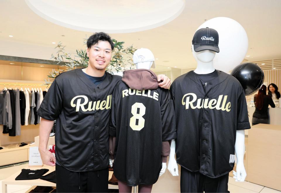 　ＲＵＥＬＬＥ大阪堀江店で１日店長を務める佐藤輝（撮影・山口登）