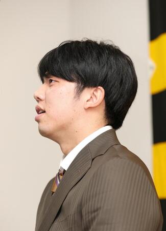 　契約更改交渉を終えて取材に応じる才木（撮影・北村雅宏）