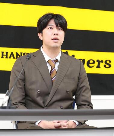 　契約更改交渉を終えて取材に応じる才木（撮影・北村雅宏）