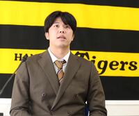 　契約更改交渉を終えて取材に応じる才木（撮影・北村雅宏）