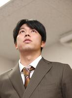 　契約更改交渉を終えて取材に応じる才木（撮影・北村雅宏）