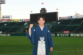 　バックスクリーンを背にポーズをとる伊原（撮影・西田忠信）