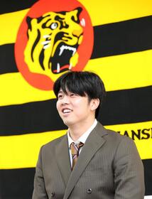 　契約更改交渉を終えて取材に応じる才木（撮影・北村雅宏）